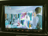 テレビ映像を画面に表示でき、停車中のひとときに番組を視聴できます。画面上には時刻も表示され、休憩中などに映像を楽しみたい方にも便利な装備です。