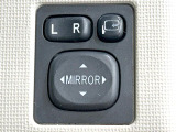 【電動格納ミラー】サイドミラーは電動格納式となっており、狭い駐車場でもキズがつくリスクを抑えられます。