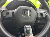 手元には複数のスイッチが配置され、運転姿勢を保ちながら各種機能を活用できます。握りやすさに配慮された形状で、日常の運転時にも扱いやすい装備です。