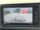 後方の様子を画面で確認でき、駐車時や後退時の周囲確認をサポートします。目視での安全確認と併せて活用でき、狭い場所での取り回しにも便利です。