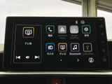 画面上にナビやオーディオ、電話などのメニューが並び、目的の項目を見つけやすい表示です。スマートフォン連携の項目もあり、日々の移動を便利にサポートします。