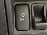 【パワースライドドア】スマートキーや運転席のスイッチでスライドドアの開閉が可能♪電動だから力を入れてドアを開ける必要が無く、小さいお子様でも、重い荷物を持っている時もラクに開け閉めできます♪