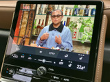テレビ映像を画面に表示でき、停車中の休憩時間にも番組をお楽しみいただけます。空調の表示や操作項目も画面下部にまとまり、必要な情報を見分けやすいレイアウトです。