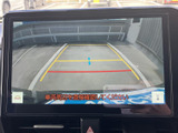 車両後方の様子を画面で確認でき、駐車時の周囲確認をサポートします。目安となるガイド線も表示されるため、車庫入れや狭い場所での切り返し時に役立つ装備です。