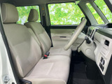 明るい色合いのシートとドア内張りで、運転席まわりは開放的な雰囲気です。前方や側方の窓から周囲を見渡しやすく、運転席と助手席の乗り降りもしやすい空間に仕上がっています。