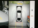 車両後方の映像と上から見た周囲の表示を確認でき、駐車時の安全確認に役立ちます。画面内のガイドも目安にしながら、周囲に注意を払って操作できます。