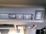 左右両側オートスライドドアです。運転席からでもスイッチひとつで開閉できるので、便利ですよ