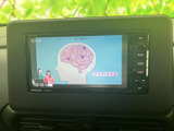 テレビ番組を画面で視聴でき、停車中の待ち時間を過ごす際にも活用できます。映像や字幕を確認しやすい画面構成で、目的に合わせて使える便利な装備です。ご利用は必ず停車中にお楽しみください。