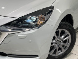 【LEDヘッドライト】悪天候や夜間走行時も良好な視界を確保し安心して運転できる高輝度LEDヘッドライトを装備!点灯速度が早く、消費電力も抑えられています。