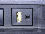 USB端子とAUX端子を装備しております。