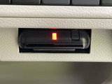 カードを利用する車載機器を備え、料金所での支払いをスムーズに行えるETC車載器です。高速道路や有料道路を利用する機会の多い方にも、便利にお使いいただけます。