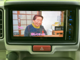 テレビ番組を画面で視聴でき、目的地での休憩など停車中のひとときにも活用できます。画面上に番組映像や字幕が表示されるため、内容を確認しやすい装備です。