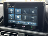 画面に機能が見やすく表示され、オーディオやスマートフォン連携などを選べます。日常の移動中も、目的に合わせて使いやすい装備です。