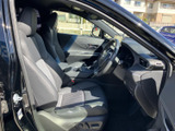 身体を受け止める形状の前席に加え、運転席まわりまで見渡しやすい配置です。明るい窓から外の様子も確認でき、落ち着いて過ごせる空間に仕上がっています。