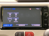 AM・FMのほか、テレビやBluetoothなどの選択肢が画面に並びます。表示を見ながら音源を選べるので、気分や利用シーンに合わせて使い分けていただけます。