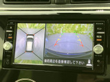 後方の映像に加えて車両周辺の俯瞰表示も確認でき、駐車時の周囲確認をサポートします。画面には目安のガイド線も表示されるため、車庫入れや縦列駐車の際に役立ちます。