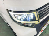 白く明るい光で夜間走行をサポートするLEDヘッドランプを搭載