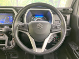インテリアに合わせたデザインのステアリングは、運転される方のことも考え、運転しやすい形状、大きさです。是非一度、実際に触ってお確かめください。