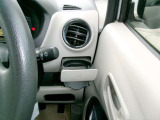 運転席横にドリンクホルダーがございます。