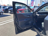 ドア内側にはひじ掛けや収納スペースがあり、乗車中に身近な小物を置くのに便利です。窓から周囲を見渡しやすく、日々の乗り降りもスムーズです。