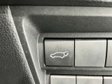 電動式バックドアです。 荷物を持ったままでもボタン一つで自動的に開け閉めできるので便利ですよ。 挟み込み防止機能も付いていますのでお子様の手や荷物を挟み込むのを防いでくれますよ。