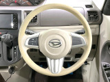 インテリアに合わせたデザインのステアリングは、運転される方のことも考え、運転しやすい形状、大きさです。是非一度、実際に触ってお確かめください。