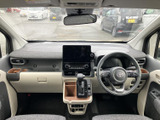 前方まで見渡しやすい広い視界と、明るい色合いの内装が心地よい運転席まわり。ゆとりある足元に加え、助手席側にも座る方への配慮が感じられる室内です。