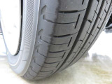 「155/65R14」サイズのタイヤが装着されています。