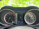 速度や各種車両情報をメーター中央の表示と左右の計器で確認できる構成です。必要な情報を運転席から把握しやすく、走行前の確認や日々の運転をサポートする見やすいレイアウトとなっています。