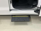 乗り降りしやすいオートステップ付き!