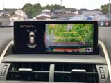 後方映像に加えてガイド線や車両周囲の表示があり、駐車時の位置確認をサポートします。周囲の状況を画面で確かめながら、落ち着いて操作しやすい装備です。
