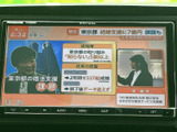 テレビ番組を停車時に視聴でき、画面には番組情報や時刻も表示されています。お出かけ前の待ち時間などに映像を楽しめる装備で、画面上から情報を確認しやすいのも便利です。