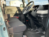 運転席まわりは視界を遮りにくい開放的な配置で、前方や左右の確認がしやすい印象です。シートに腰掛けた際も周囲を見渡しやすく、落ち着いて過ごせる空間となっています。