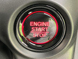 エンジンの始動と停止に使うプッシュ式スイッチを、運転席まわりに配置しています。文字と点灯表示で位置を確認しやすく、乗車後の始動や降車時の操作を分かりやすくサポートします。