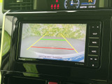 後方の映像にガイドラインが表示され、駐車時に車両後方の状況を確認する目安になります。周囲を直接確認しながら、バックでの駐車をサポートする便利な装備です。