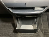 お気に入りのCDなどが収納できる格納式ボックス★