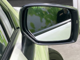 運転席側のドアミラーは、後方確認をサポートする位置に設置されています。鏡面に周囲の様子が映り、車線変更や駐車の際にも視線を向けやすい配置で、日々の運転に役立ちます。