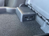 後部座席アームレスト内USB充電ポート