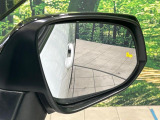 【ブラインドスポットモニター】走行中、ドアミラーの死角になりやすい箇所に後続車が接近するとサイドミラーのレンズに警告を表示!ドライバーに注意喚起をしてくれます。