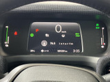 中央の表示部に速度やシフト位置などがまとまり、運転中にも情報を確認しやすい構成です。必要な表示をひと目で把握しやすく、日々の運転をサポートします。