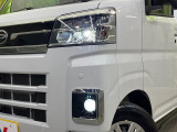 【LEDヘッドライト】悪天候や夜間走行時も良好な視界を確保し安心して運転できる高輝度LEDヘッドライトを装備!点灯速度が早く、消費電力も抑えられています。