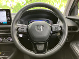 手元の左右にスイッチが配置され、運転姿勢を保ったまま各種機能を操作できます。メーターの視界を大きく妨げにくい形状で、日々の運転を支える実用的な装備です。