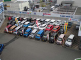 当店の中古車展示場の画像です!40台以上の豊富な在庫を取り揃えて、皆様のご来店をお待ちしております。
