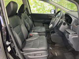 運転席と助手席はゆったりとした座面で、身体を預けやすい形状です。前方の視界も広く、落ち着いた色合いのシートや足元のマットが、毎日の移動を快適にサポートします。