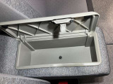 アームレストの中にも収納スペース!運転席周りをすっきり保てます!