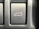 【パワーバックドア】スマートキーや運転席のボタンを押すだけでリアゲートが自動で開閉します!荷物を持っている時や、高い位置にあるバックドアを閉める際に便利な機能です♪
