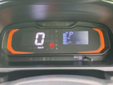 表示が運転席正面にまとまり、速度や燃料の情報をひと目で確認しやすい配置です。走行中も視線移動を抑えて必要な情報を把握しやすく、毎日の運転を支える見やすいメーターまわりです。