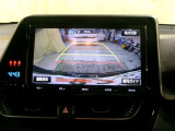 バックモニター付。車両後方の映像をナビ画面に表示し、駐車などの後退操作をサポートします。