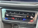 運転席・助手席・後席で独立して温度調整可能な3ゾーンフルオートエアコン。タッチコントロール式でスタイリッシュかつ直感的に操作できます。