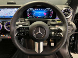 AMGのスポーティーなステアリングですが実用的装備が充実してます。